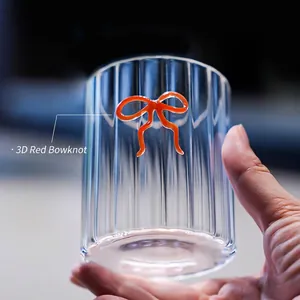 Elegante bicchiere in vetro rigato con un fiocco rosso 3D decorativo creativo