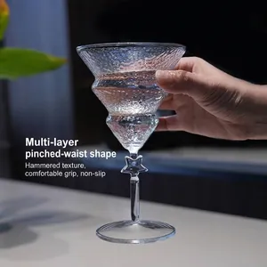 Copa de cóctel única con forma de árbol de Navidad con estrella y textura de vidrio martillado
