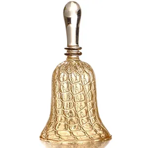 Detailansicht einer goldfarbenen, strukturierten Glas-Tischglocke im europäischen Stil