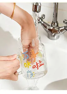 Gedetailleerd overzicht van handwas van een grote glazen mok met creatief geprint ontwerp