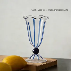 Elegante copa de vino de vidrio con rayas azules y borde ondulado para cócteles y cava