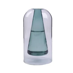 Moderne zweischichtige Glasvase mit blaugrünem konischem Kern und klarer Glaskuppel.