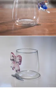 Detaillierte Nahaufnahme von kreativen Gläsern mit rosa Schleife und blauem Vogelgriff.