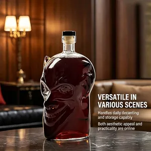 Bouteille de vin en verre en forme de diable avec bouchon pour décor de bar sombre