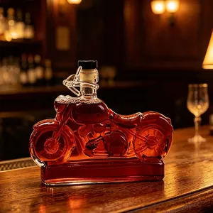 Decantador de whisky de vidrio con forma de moto y tapón hermético sobre barra bar