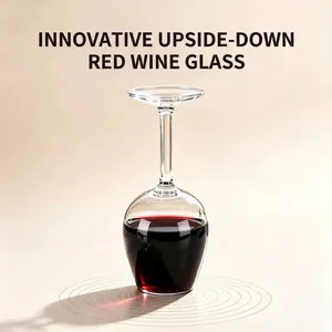 Calice da vino rosso rovesciato unico in vetro trasparente per i bar di casa moderni.