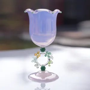 Copa de vino de cristal morada creativa con corona de flores y borde ondulado de lujo
