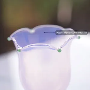Elegante copa de vino de cristal en forma de pétalo con acabado irisado y borde ancho.
