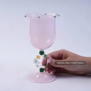 Elegante copa de vino tulipán con un exclusivo tallo de anillo y flores de cristal de color.