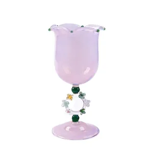 Copa de vino creativa de cristal morado con tallo de corona de flores y borde ondulado.