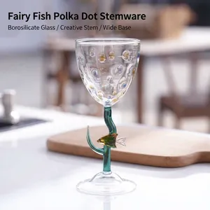 Elegant creatief borosilicaat wijnglas met stippen en een oranje visvormige steel.