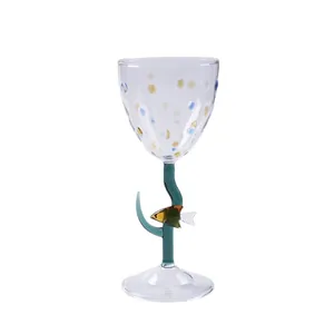 Creatief glazen wijnglas met kleurrijke stippen en schattig visdetail op de steel