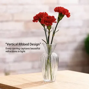 Vaso in vetro a coste minimalista con bordo ondulato per composizioni floreali su legno