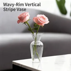 Elegante vaso in vetro a coste con bordo ondulato per decorazione floreale da tavolo.