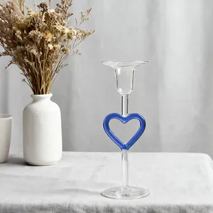 Elegante candelabro de vidrio con un corazón azul para decoración del hogar