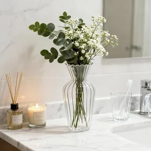 Elegante vaso in vetro a coste con bordo ondulato per decorazione da tavolo minimalista casa