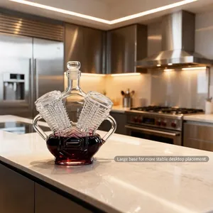 Decantador de whisky único con forma de motor V8 y base estable en una cocina moderna
