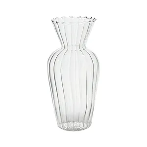 Elegante vaso da fiori minimalista in vetro trasparente a coste con bordo ondulato