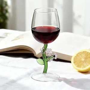 Eleganter handgefertigter Weinglas-Kelch mit Blumenstiel und Rotwein in Lifestyle-Ambiente