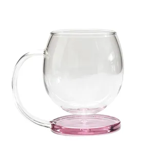 Elegante taza de vidrio flotante con asa y base rosa para café o té termorresistente.