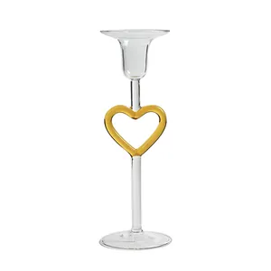 Candelabro de vidrio elegante de estilo europeo con una decoración de corazón ámbar