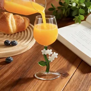 Elegantes Weinglas mit Blumenstiel aus hitzebeständigem Borosilikatglas für Saft oder Wein.