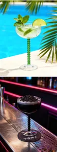 Due bicchieri da cocktail creativi con steli a perline mostrati in vari contesti