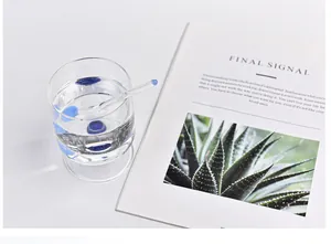 Copa francesa de cristal transparente con cuentas azules y agitador estilo