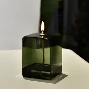 Moderna lampada a olio in vetro verde scuro per eleganti decorazioni da tavolo.