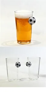 Detailansicht eines transparenten Bierglases mit eingebettetem 3D-Fußballdesign