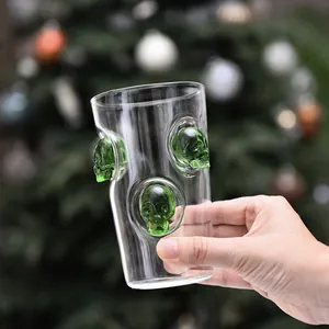 Creatief transparant glazen bierglas met unieke groene schedel accenten voor thuisgebruik