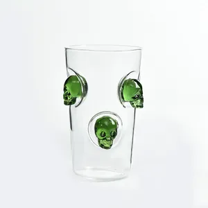 Creatieve glazen bierpul met drie ingebedde groene 3D-schedels voor thuisgebruik
