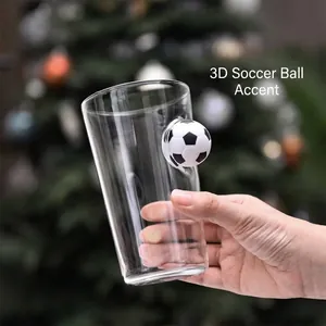 Einzigartiges transparentes Bierglas mit einer eingebetteten 3D-Fußballdekoration