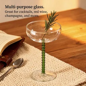 Bicchiere da cocktail vintage con stelo a perline verdi per cene eleganti e feste
