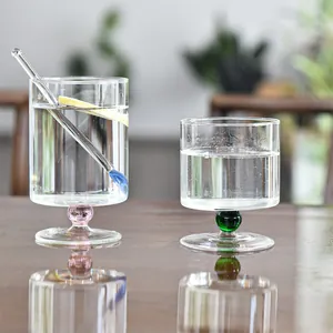 Elegante copa de vidrio vintage de estilo francés con tallo de cuentas de colores