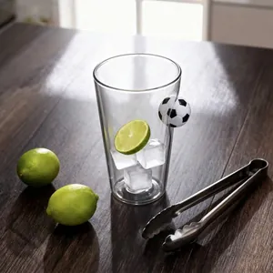 Einzigartiger handgefertigter Glasbierkrug mit eingebettetem 3D-Fußball und Eiswürfeln