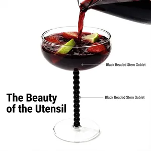 Bicchiere da cocktail creativo con stelo a perle nere e coppa larga.