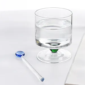 Elegante copa de estilo francés con detalle de perla verde y agitador azul