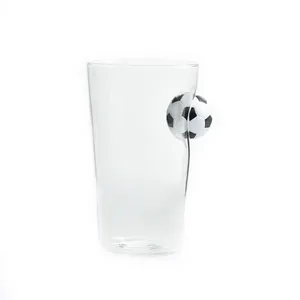 Handgefertigtes Bierglas mit eingebettetem Fußball-Dekor für kreative Trinkgläser