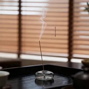 Μινιμαλιστική γυάλινη βάση θυμιάματος Zen με στικ θυμιάματος σε ξύλινο δίσκο.