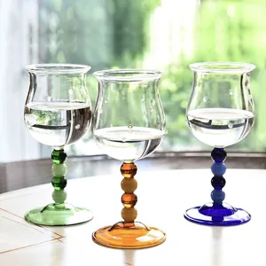 Französische Retro-Weingläser mit bunten Perlenstielen für Cocktails und Champagner.