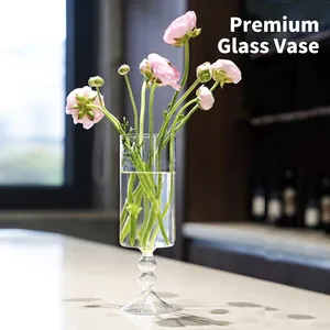 Vaso alto in vetro a calice stile vintage per eleganti e chic composizioni floreali