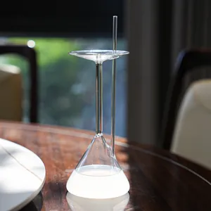 Eleganter kreativer umgekehrter Trichter-Cocktailglas mit integriertem Glasstrohhalm auf Holz