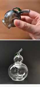 Primer plano de un tarro de cristal creativo en forma de calabaza con detalle de hoja.