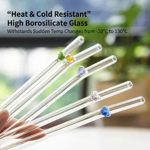 Wiederverwendbare Trinkhalme aus Borosilikatglas mit bunten Herz-Details, hitzebeständig.