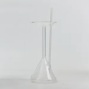 Einzigartiges kreatives invertiertes Cocktailglas mit integriertem Strohhalm für Bars