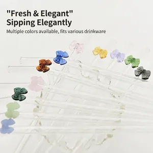 Elegantes pajitas de cristal con decoraciones de lazos de colores y diseño curvo