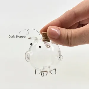 Mini barattolo in vetro a forma di maialino con tappo in sughero naturale in mano