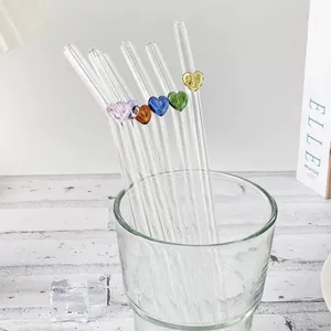 Wiederverwendbare hitzebeständige Glasstrohhalme mit bunten herzförmigen Dekoren