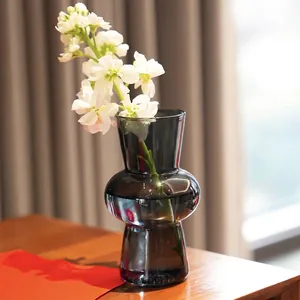 Elegante rookgrijze glazen vaas met unieke vorm voor minimalistische decoratie